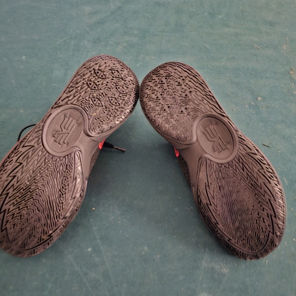 Kyrie flytrap shoes - Picture 3 of 4